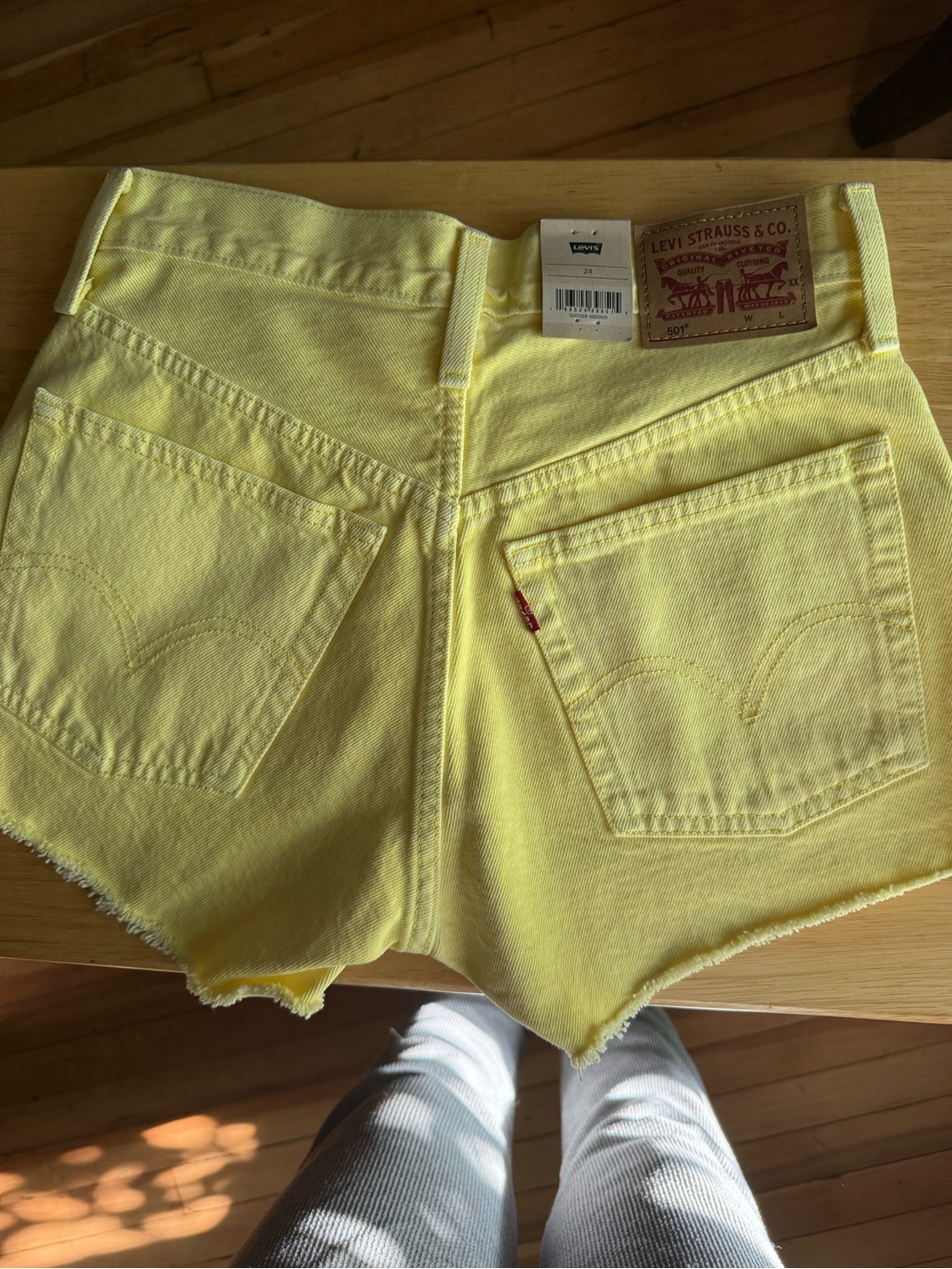 NWT High-rise Levi's 501 yellow Cutoff Denim Shorts size 24 - Picture 4 of 6
